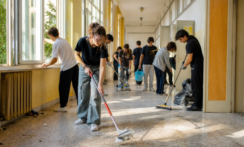 Scuola occupata Napoli: gli studenti la ripuliscono dopo la protesta
