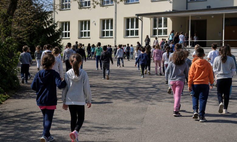 Studenti evacuati in una scuola primaria: malesseri con bruciore agli occhi e nausea
